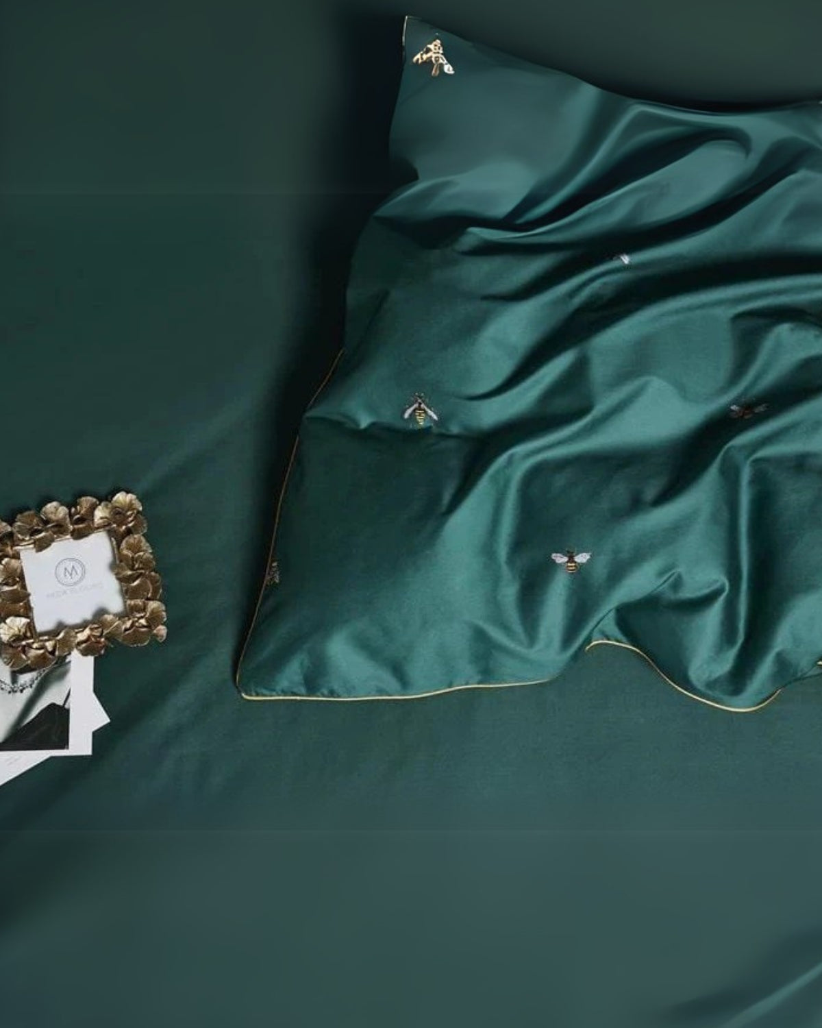 Egyptian Cotton Bedding Set with Refined Bee Motif