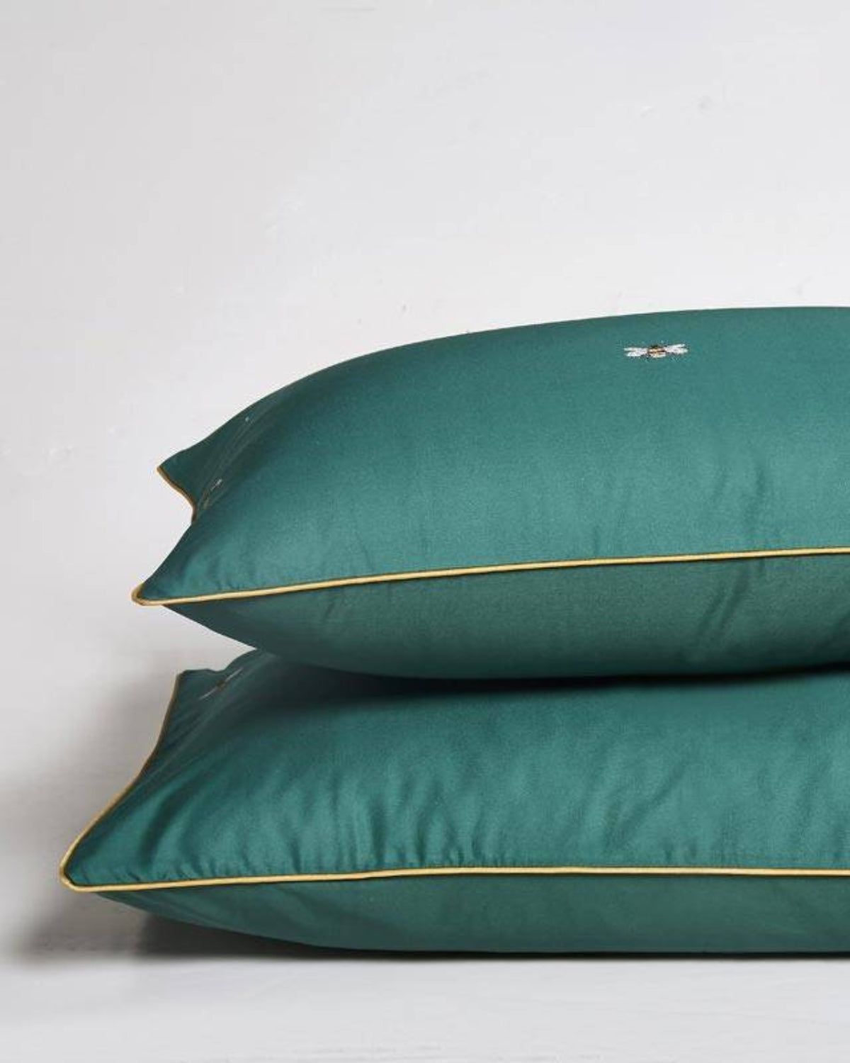 Egyptian Cotton Bedding Set with Refined Bee Motif