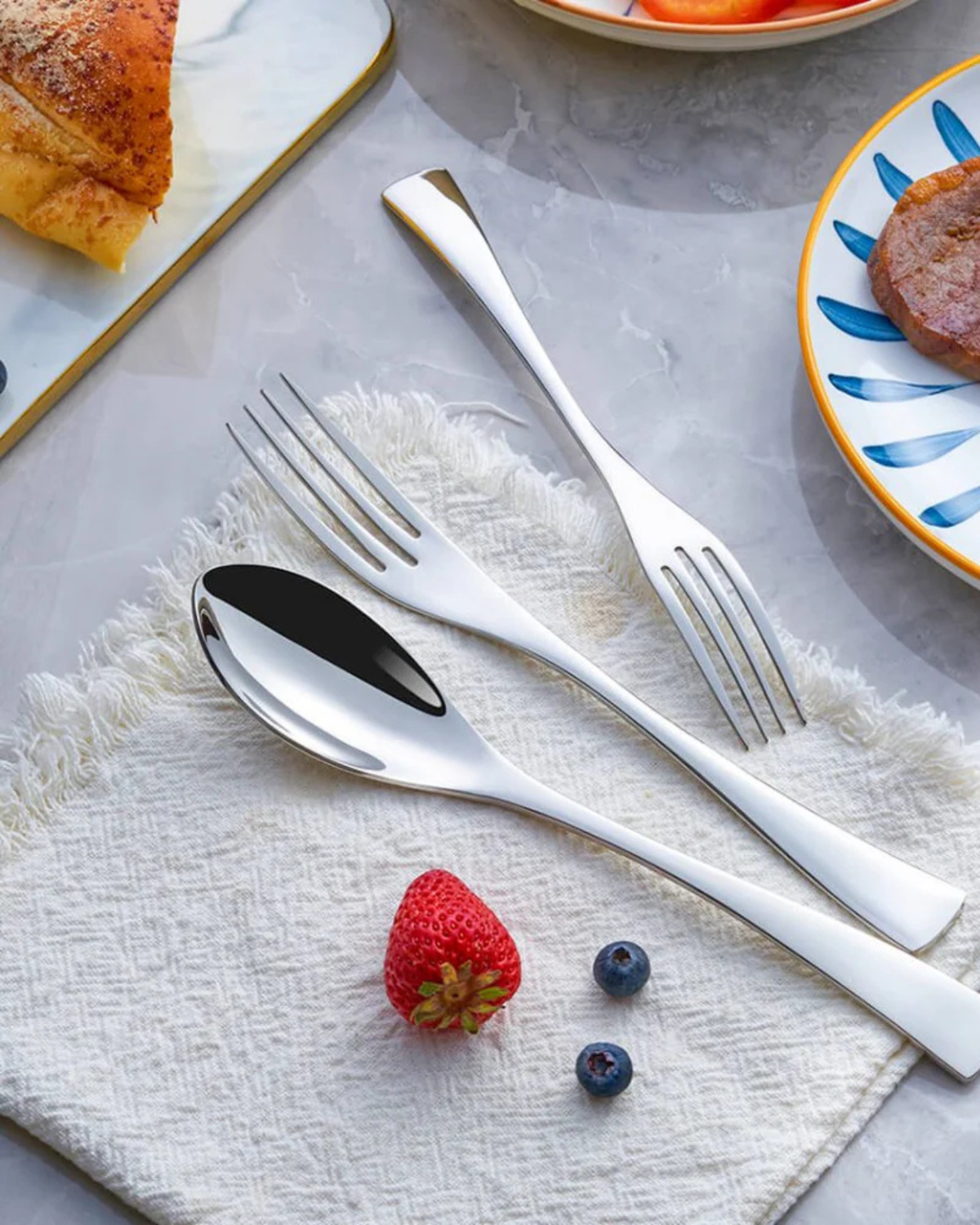 Stainless Steel Cutlery Set with Polished Finish and Ergonomic Design